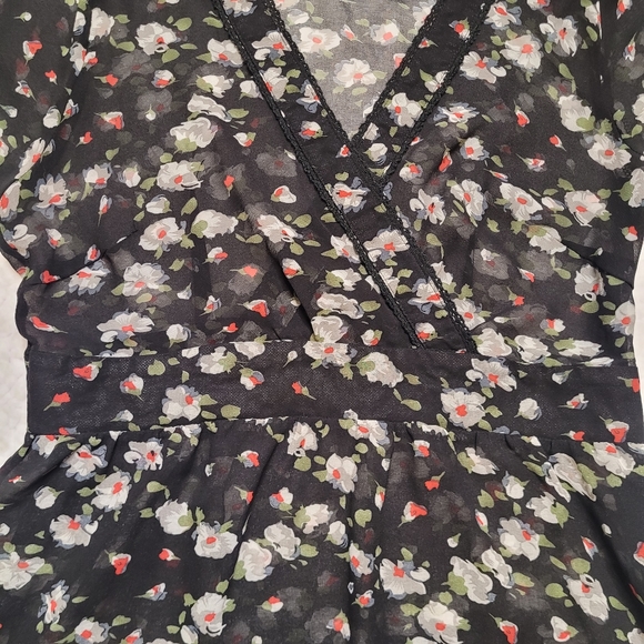Romy | Sheer Floral Blouse - Picture 2 of 13